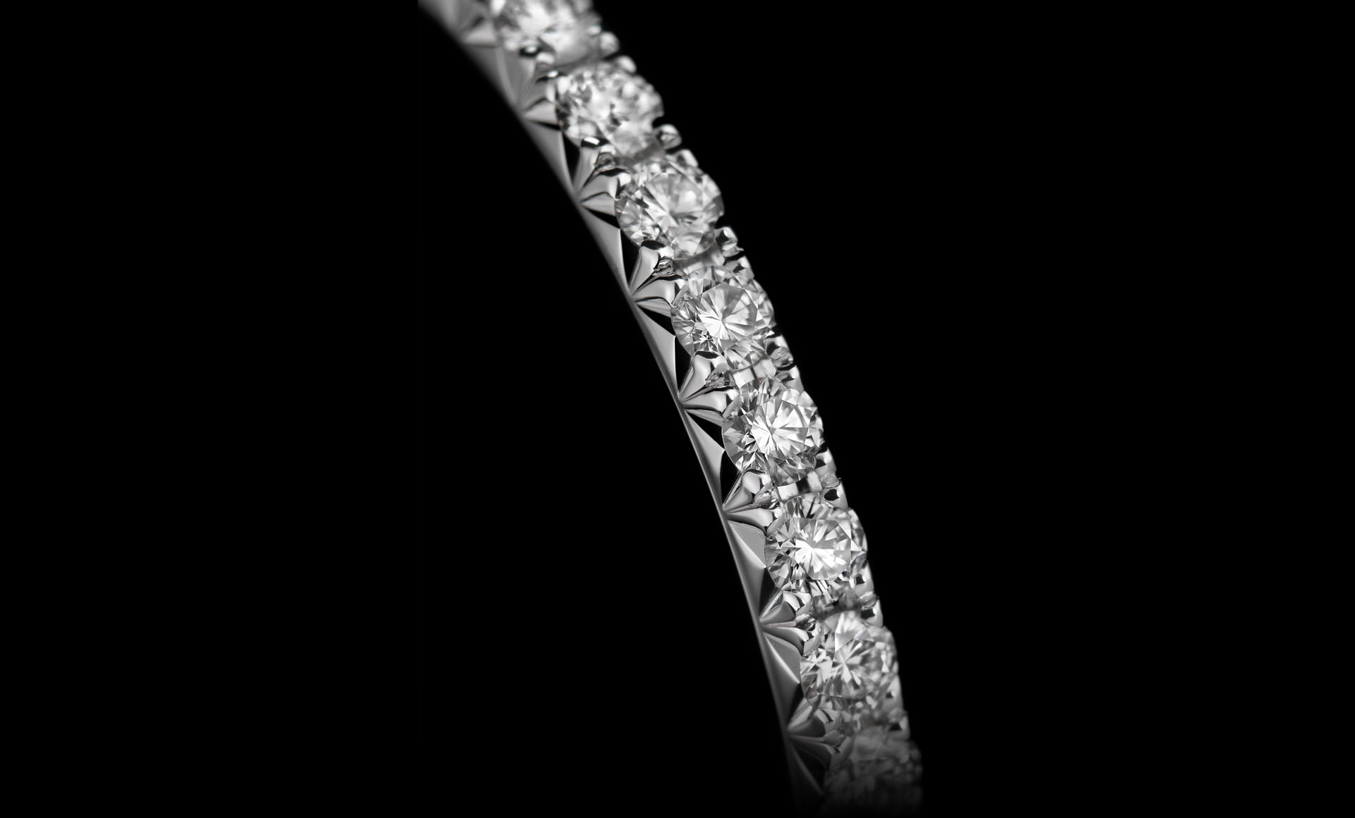 Close-up of the brilliantly cut diamonds on Montluc - Halo No.1 infinity ring