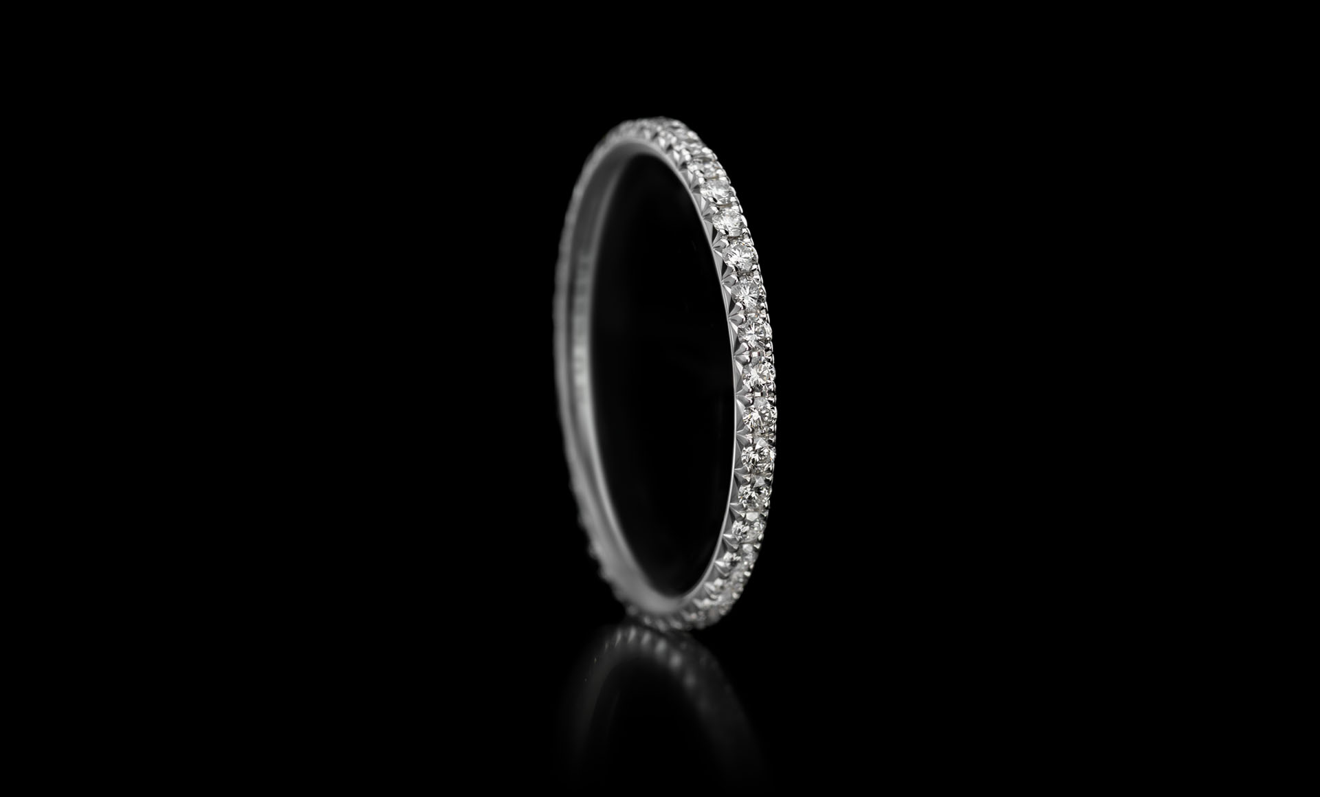 Montluc - Halo No.1. Eternity ring, full set in diamond - set with a continuous line of perfectly selected, round cut diamonds.