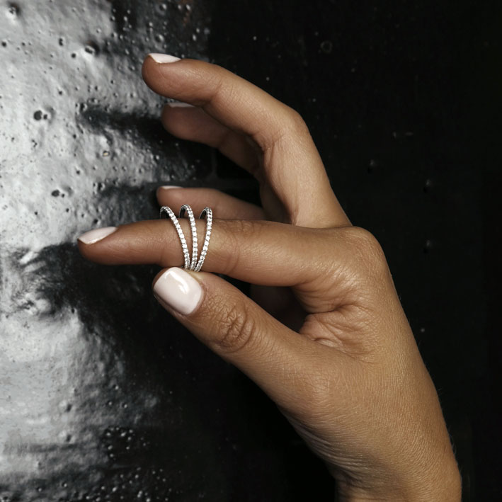 Montluc - Halo No.1 diamond ring showcase