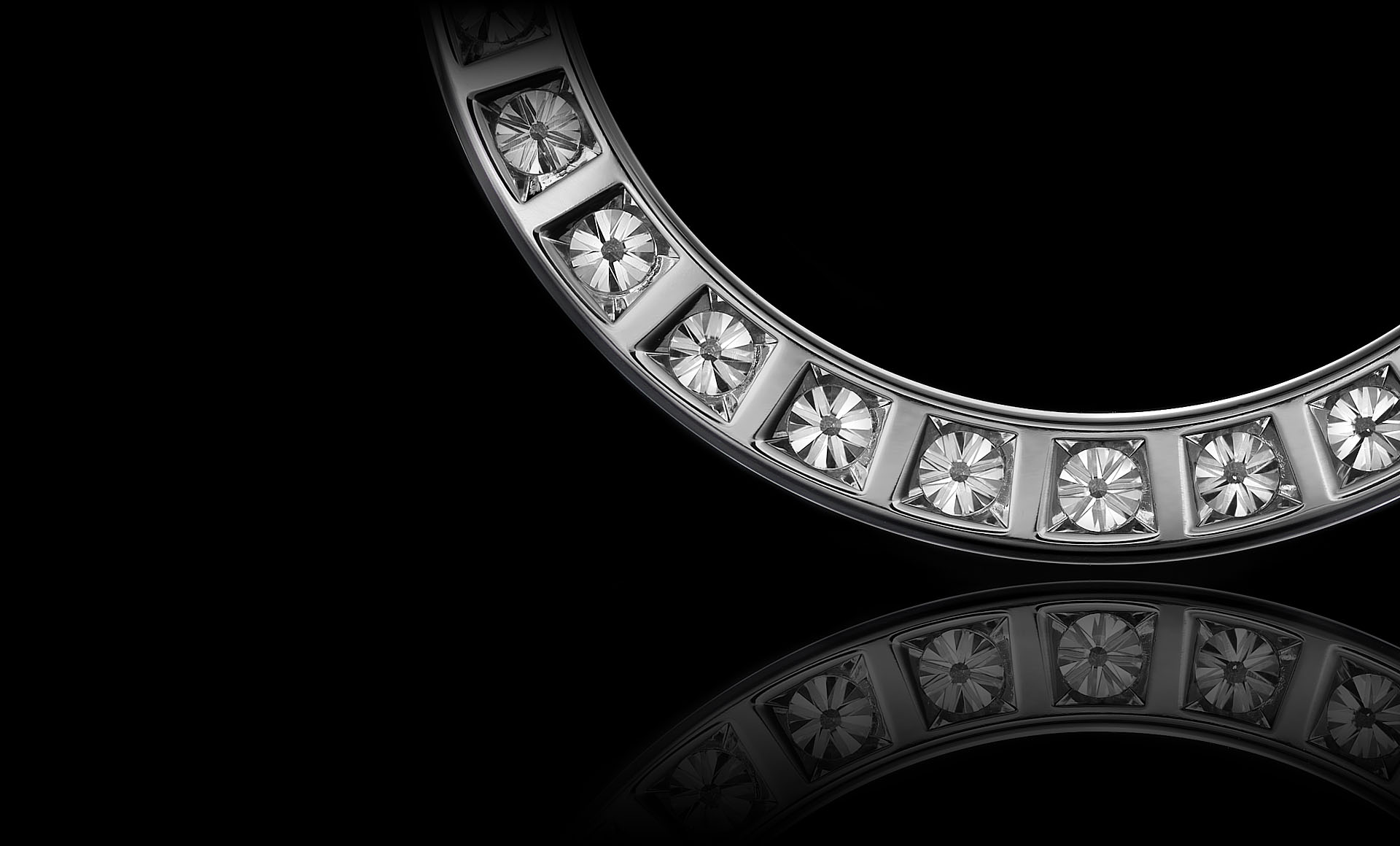 Montluc - Orbit No 1 diamond pendant: set with a continuous line of perfectly selected, round cut diamonds. Seen here from the back.