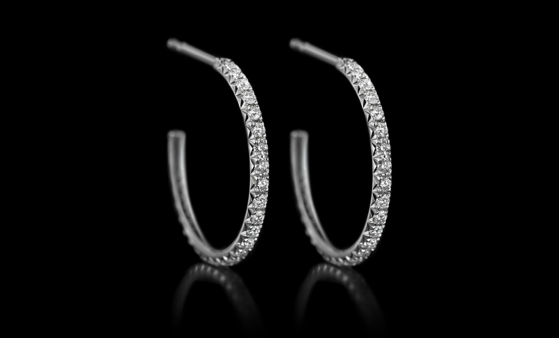 Montluc - Halo No 2. Diamond hoop earrings, set with a continuous line of perfectly selected, brilliant cut diamonds