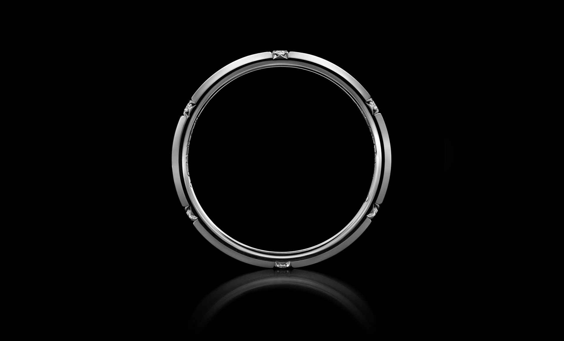 Montluc - Halo No 3. Diamond ring set with 6 perfect, round cut diamonds, seen from the side.