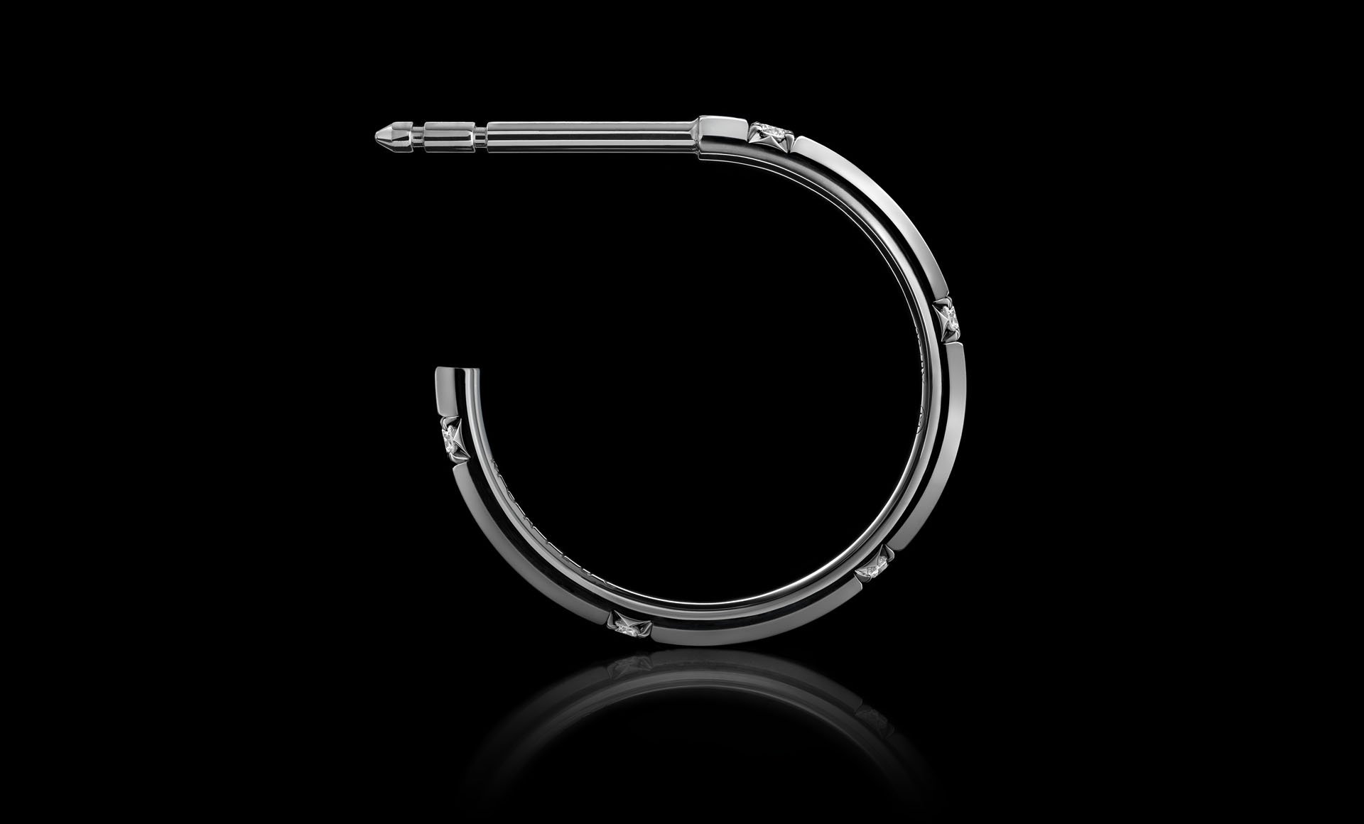 Montluc - Halo No 4. Diamond hoop earring, seen from the side.
